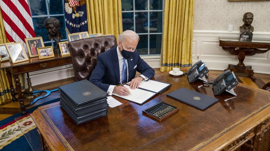 Le jour même de son investiture, Joe Biden a entamé un marathon de signatures de décrets dans le Bureau Ovale à la Maison-Blanche. Le but: annuler au plus vite les décisions prises par son prédécesseur...