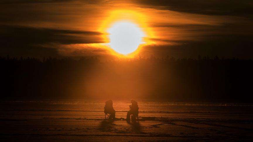Pêche sur glace à l’aube sur le lac Pigeon, dans le centre de l’Ontario, à Kawartha Lakes.
