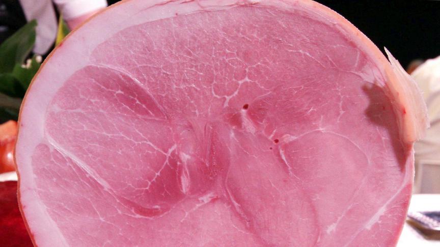 À côté du «beau» jambon rose prisé par les consommateurs mais nocif pour la santé, une tendance s’affirme: un jambon sans additifs, «gris» mais surtout sain!