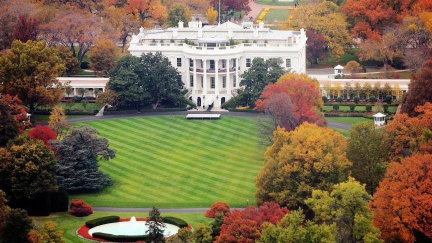 La Maison-Blanche a vécu divers agrandissements, dont l’ajout des ailes Est (entrée des visiteurs) et Ouest. Étable sous Jefferson cette dernière annexe comprend aujourd’hui l’administration et le Bureau Ovale, occupé par le Président.