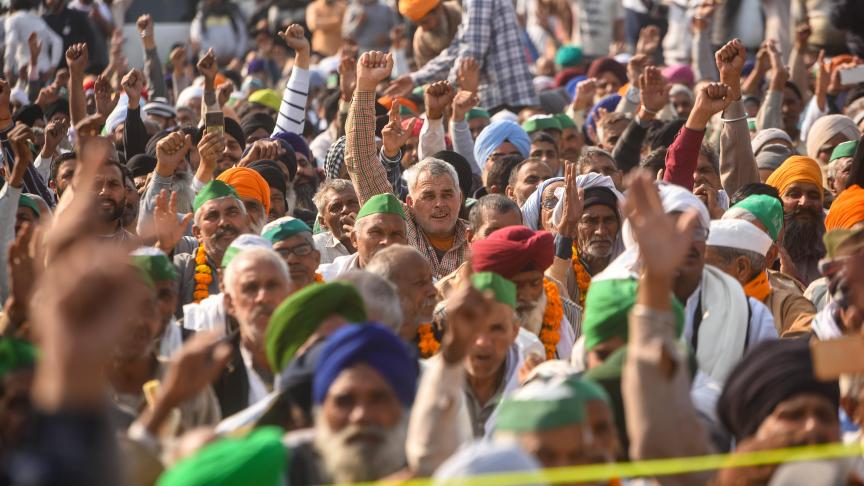 Depuis plusieurs mois, des milliers d'agriculteurs indiens protestent contre des réformes gouvernementales qui libéralisent les marchés agricoles.
