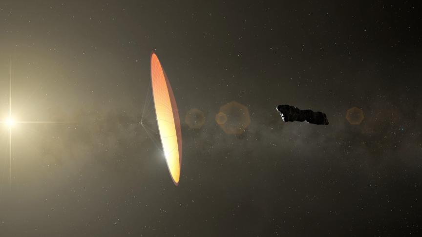Illustration d’Oumuamua. Le bolide, allongé comme une crêpe ou un cigare, qui,en 2017, a traversé notre système solaire en accélérant, pourrait avoir été, selon certains scientifiques, créé par une intelligence artificielle. Selon cette hypothèse, il serait ainsi alimenté comme une voile solaire (à gauche).