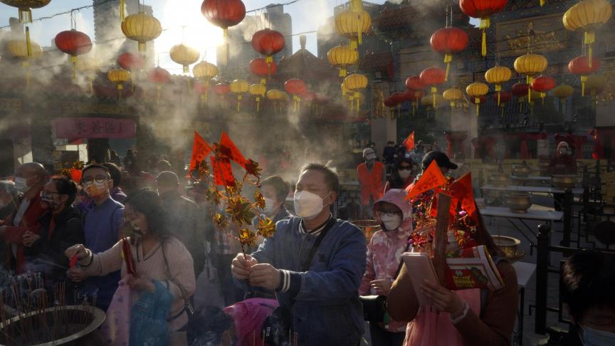 Des fidèles brûlent des bâtons d’encens pendant qu’ils prient au Temple Wong Tai Sin, à Hong Kong, pour célébrer le Nouvel An lunaire qui marque l’année du Bœuf dans le zodiaque chinois.