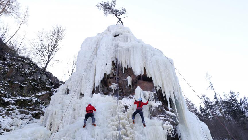 Dans le village de Vir, en République tchèque, les gens escaladent un mur de glace artificiellement créé.