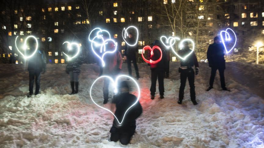 Des Russes forment des cœurs à l’aide des lampes de poche de leurs téléphones portables, pour soutenir le chef de l’opposition emprisonné Alexei Navalny et son épouse Yulia Navalnaya.