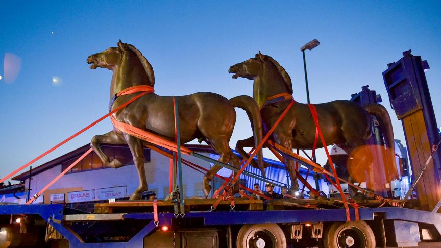 En mai 2015, la police allemande retrouve et saisit les deux chevaux de bronze sculptés par Josef Thorak.