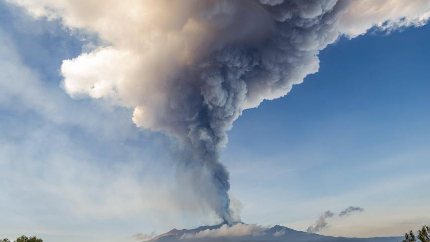 Le volcan Etna en éruption, en Sicile.