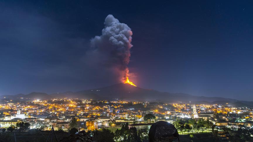 L’Etna, le volcan le plus actif d’Europe, est en éruption constante depuis la semaine dernière, émettant de la fumée, des cendres et des coulées de lave.