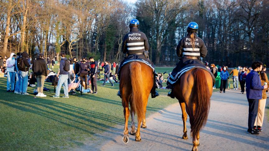 La police bruxelloise contrôle la foule dans les parcs de Bruxelles.