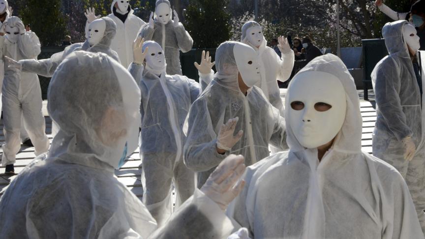 «Les masques blancs» ont manifesté à Paris contre les restrictions de libertés imposées par les gouvernements européens pour lutter face à la pandémie.