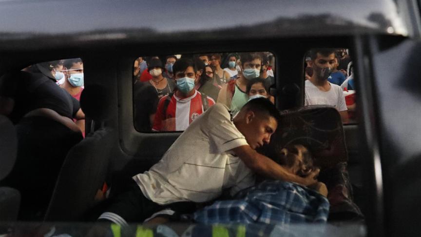 Au Paraguay, un van transporte une victime des affrontements qui secouent le pays et demandent la démission du président Mario Abdo Benitez.