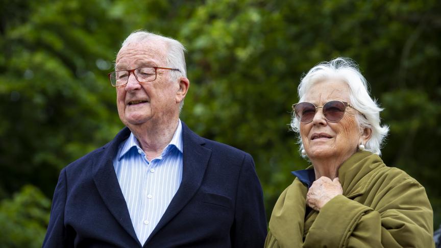 L’ancien couple royal aime se promener à pied dans le village.