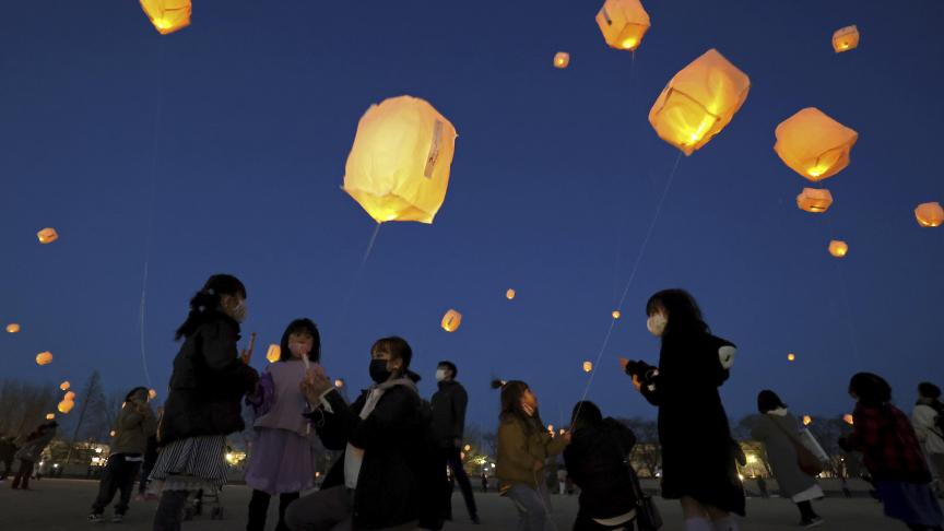 Des lanternes en papier en hommage aux victimes du tremblement de terre et du tsunami à Koriyama, dans la préfecture de Fukushima, marquant le 10e anniversaire de la catastrophe qui a causé des dommages sans précédent à la nation.