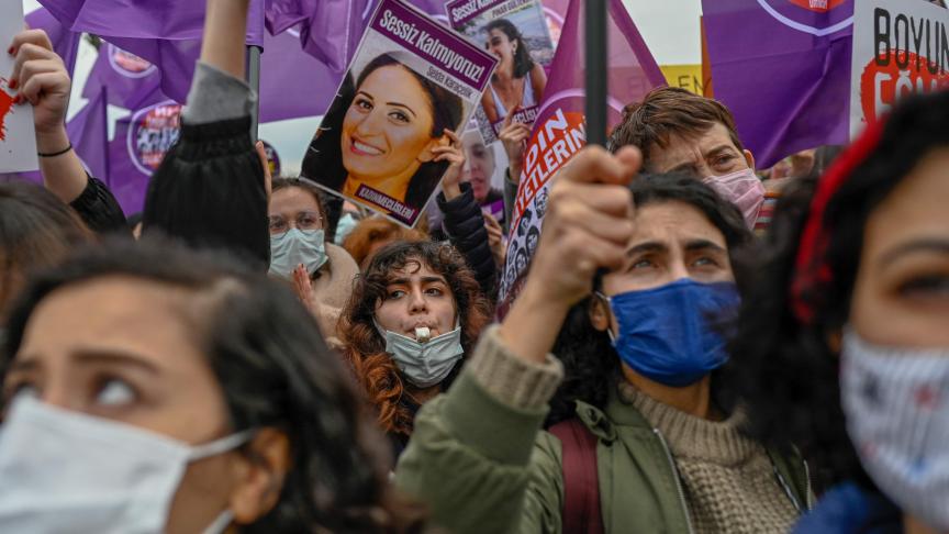 Des milliers de manifestants ont dénoncé la décision, samedi dans les rues d’Istanbul, en brandissant notamment des photos de femmes assassinées.