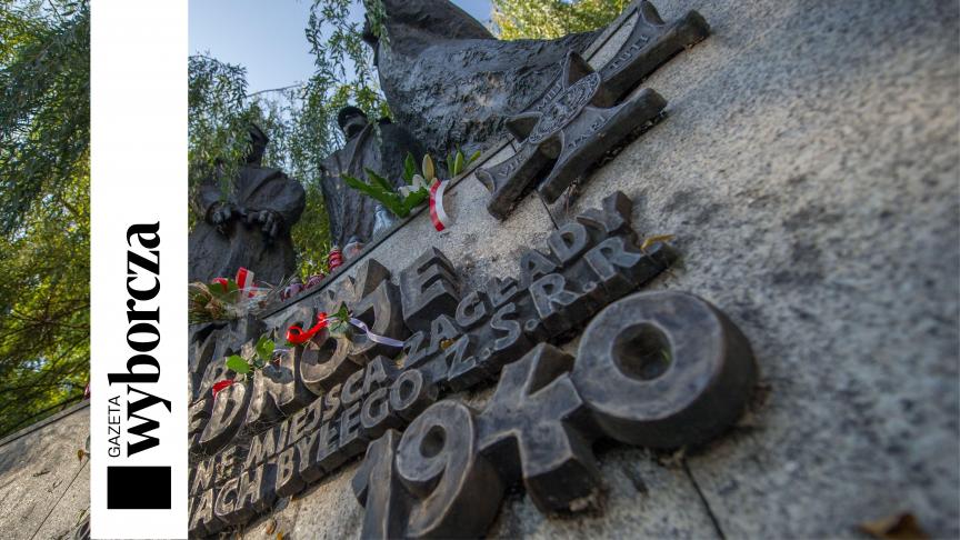 Des fleurs et des bougies sur un mémorial dédié aux victimes du communisme à Katowice, pour marquer le 75e anniversaire de l'invasion soviétique de la Pologne au début de la Seconde Guerre mondiale.