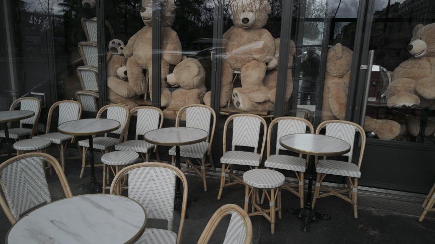 «Le papa des nounours», Philippe Labourel a placé ses nounours géants derrière les fenêtres d’un restaurant.