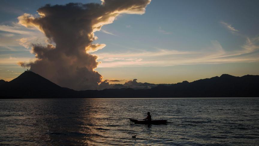 Coucher de soleil sur le lac Atitlan au Guatemala lors de l’équinoxe de printemps.