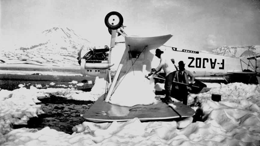Le 13 juin 1930, il fait un atterrissage forcé sur les sommets enneigés des Andes.