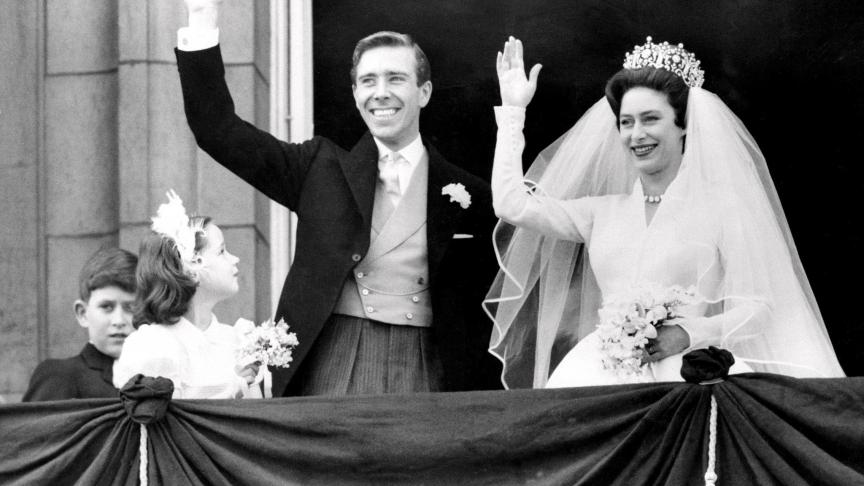 Le 6 mai 1960, la princesse Margaret, la sœur cadette de la reine Elizabeth II de Grande-Bretagne, épouse le photographe Antony Armstrong-Jones. Le couple salue depuis le palais de Buckingham, à Londres, le jour de son mariage.
