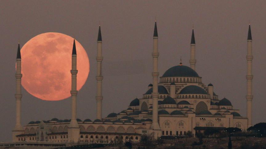 Pleine lune dans le ciel d’Istanbul, au-dessus de la mosquée Camlica, la plus grande mosquée d’Asie Mineure.