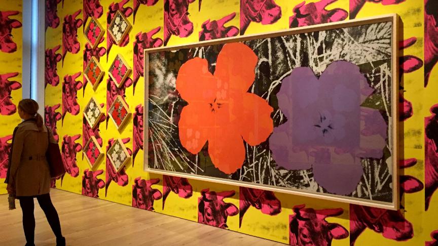 Des fleurs aux vaches, acide et touchant, l’artiste révolutionne l’art contemporain.