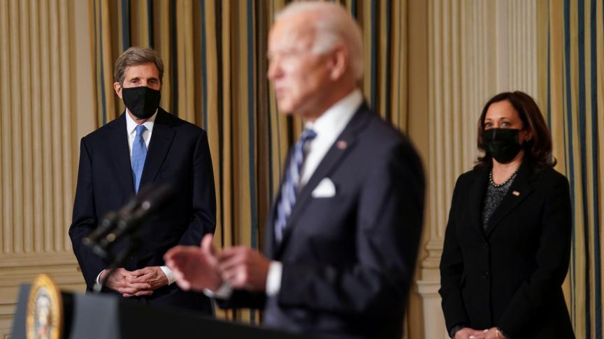 Le 27 janvier dernier, Joe Biden prononce un discours sur la lutte contre le changement climatique en présence de l’envoyé de la Maison-Blanche pour le climat, John Kerry, et de la vice-présidente Kamala Harris à la Maison-Blanche.