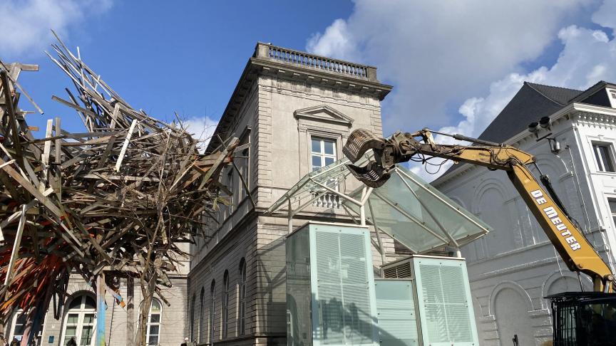 Illustration montrant la déconstruction de l'œuvre d'art «Le Passager» de l'artiste flamand Arne Quinze, le lundi 12 avril 2021, dans le centre-ville de Mons. - Belga