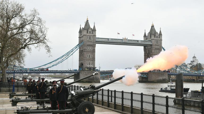 Les membres de l’honorable compagnie d’artillerie tirent une salve de 41 coups depuis le quai de la Tour de Londres pour souligner le décès du prince Philip, à Londres, le samedi 10 avril.