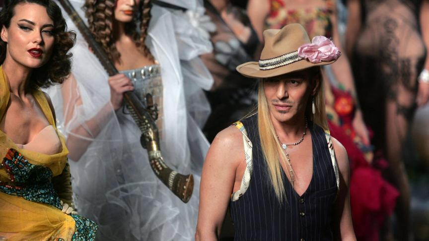 Le volontiers provocateur John Galliano, ici lors du défilé haute couture de Dior en 2005.