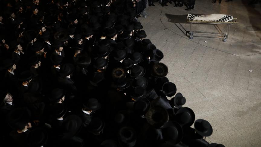 Des ultra-orthodoxes aux États-Unis se réunissent pour veiller les morts de la tragédie de Meron en Israël.