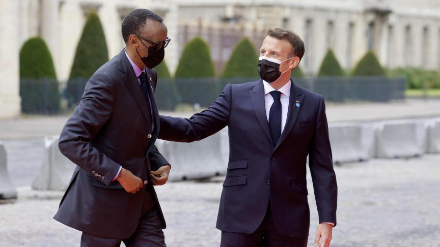 Paul Kagame, le président rwandais, accueilli par Emmanuel Macron, ce lundi à Paris.