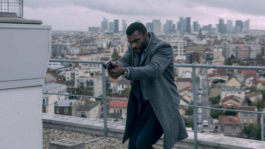 Christopher Bayemi reprend le rôle de l’inspecteur originellement incarné par Idris Elba. TF1