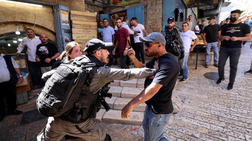 Altercation entre un membre de la police des frontières israélienne et un manifestant palestinien, mardi, à la porte de Damas, à Jérusalem-Est: la question de la crédibilité et de la faisabilité de la «solution à deux États» émerge à nouveau.