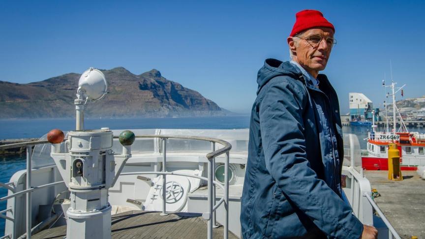 Lambert Wilson incarne le célèbre océanographe au bonnet rouge, sur sa « Calypso ».