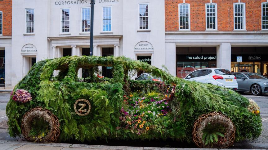 Zipcar UK s’est associé à la créatrice florale londonienne Alice McCabe pour créer une voiture répondant aux préoccupations croissantes en matière de pollution. L’installation a été créée à partir d’un cadre en bois de cèdre, orné de plantes, de fleurs et d’herbes.