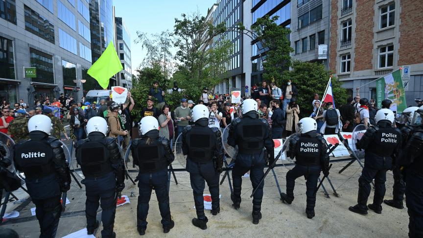 La foule face à la police lors de la manifestation européenne pour la liberté, le 29 mai 2021, à Bruxelles.