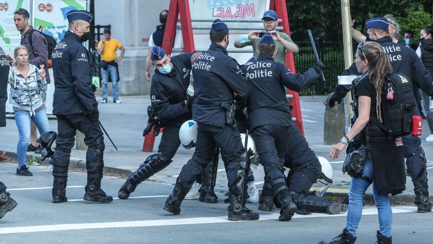 La manifestation (interdite) des coronasceptiques européens a été freinée aux portes de Schuman. - Photo News