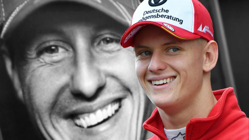 Mick Schumacher devant le portrait de son illustre paternel: «C’est le plus grand pilote de tous les temps, il est mon idole», dit le jeune compétiteur, arrivé en F1 à 22 ans, comme son père.