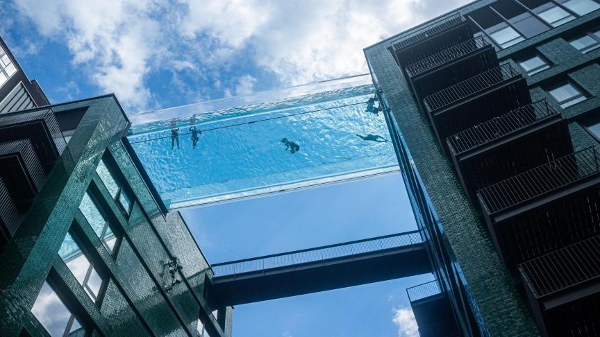 Des nageurs se rafraîchissent dans la piscine transparente des jardins de l’Ambassade à Londres.