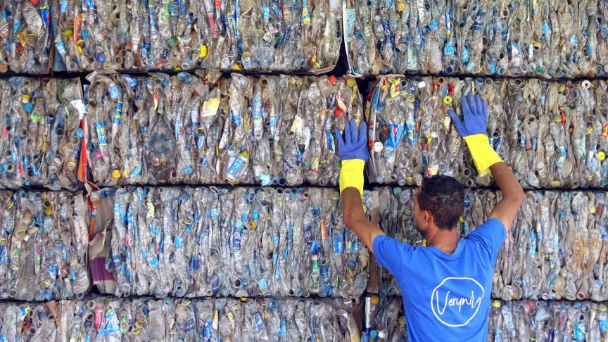 Bouteilles de plastique comprimé recueillies dans le fleuve Nil en vue d’être recyclées sur l’île Qursaya à Gizeh, en Égypte.