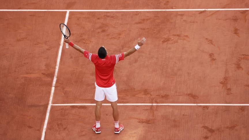 Novak Djokovic a remporté pour la deuxième fois le championnat de Roland Garros contre le joueur grec, Stéfanos Tsitsipás.