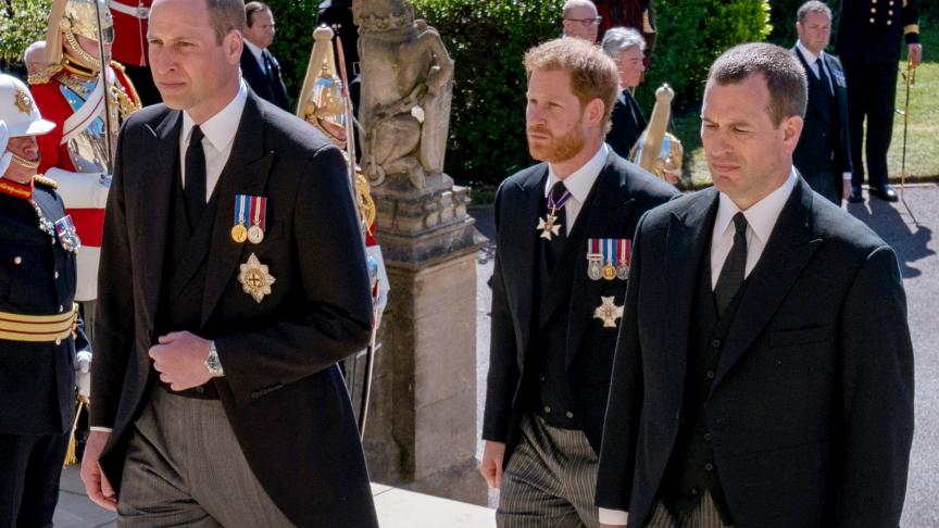 Depuis de longs mois, la rupture est consommée entre le prince William et le prince Harry. Même lors des funérailles de leur grand-père, ils n’échangent que peu de paroles. En fait, les Cambridge et les Sussex sont brouillés depuis près de trois ans.