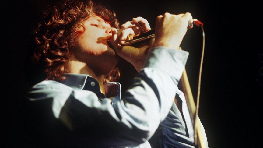 Jim Morrison, cofondateur du groupe de rock américain « The Doors », en concert.