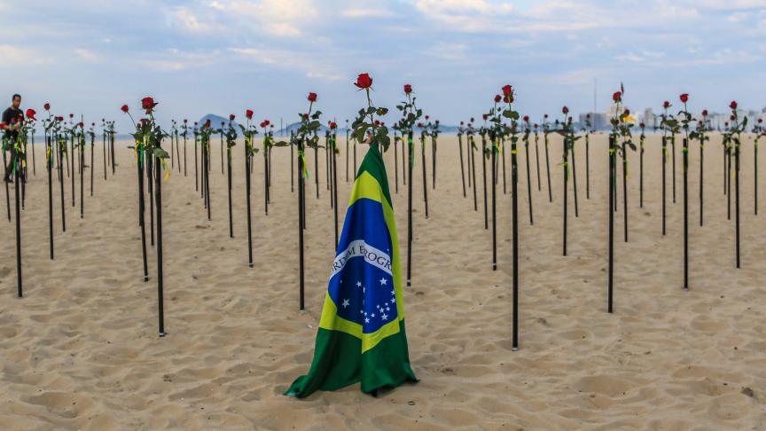 L’ONG Rio de Paz a organisé sur la plage de Copacabana une manifestation où elle a placé 500 roses dans le sable pour protester contre l’étape franchie des 500.000 décès dus à la COVID-19 au Brésil.