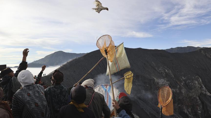 En Indonésie, des poulets sont jetés dans le cratère du Mont Bromo comme offrande pour les dieux.