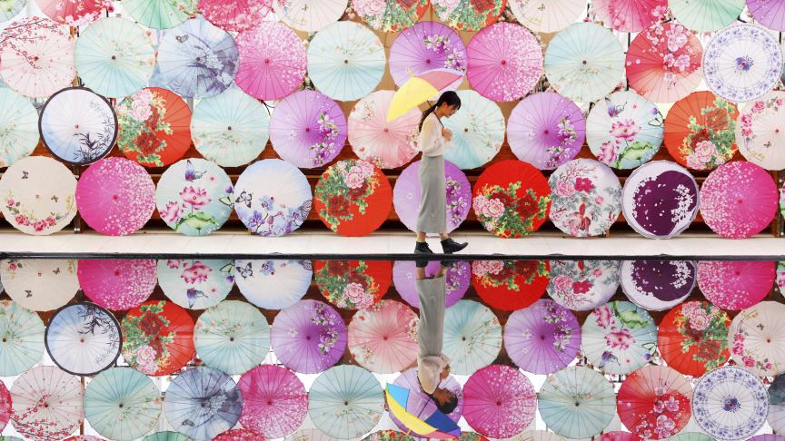 Près de 600 parapluies colorés sont accrochés dans le jardin Inawashiro dans la préfecture de Fukushima au Japon.