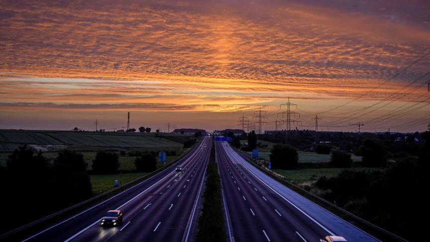 Le soleil sur lève sur l’autoroute en direction de Francfort, en Allemagne.