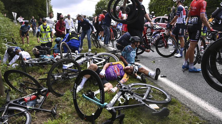 Les coureurs du Tour de France ont vu une impressionnante chute lors de la première étape de la course, longue de 197,8 km.