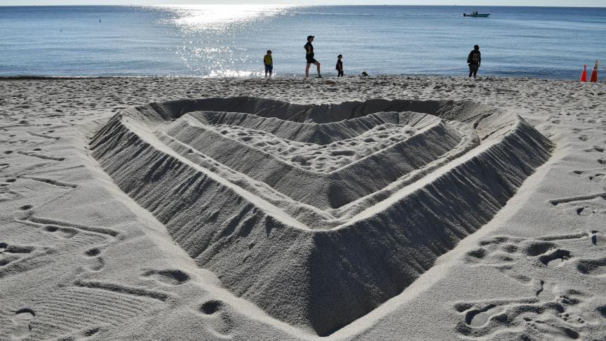 Une grande sculpture de sable a été construite sur la plage au nord de l’immeuble effondré en Floride.