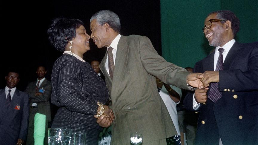 Nelson Mandela embrasse son épouse Winnie Mandela après avoir été élu président d’Afrique du Sud.